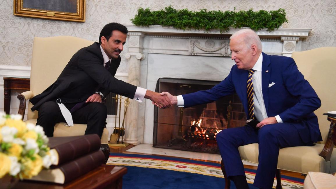 صاحب السمو أمير قطر الشيخ تميم بن حمد آل ثاني والرئيس الأميركي جو بايدن  في البيت الأبيض في واشنطن في 31/ 1/ 2022 (فرانس برس)