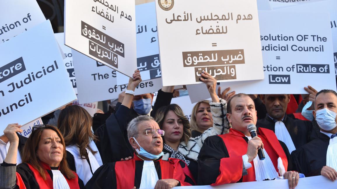 قضاة ومواطنون يحتجون ضد حل المجلس الأعلى للقضاء في تونس (10/2/2022/Getty)