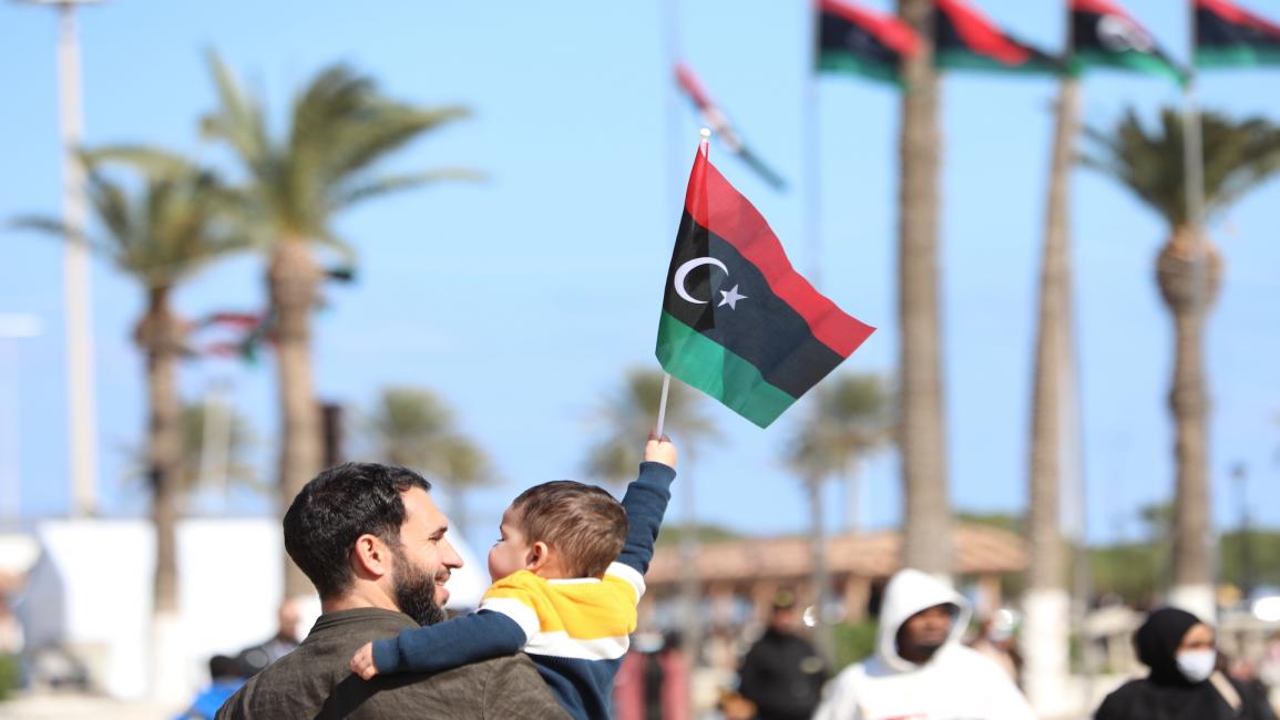 طفل يلوّح بالعلم الليبي في الذكرى العاشرة لثورة فبراير الليبية في طرابس في 16/ 2/ 2021 (الأناضول)