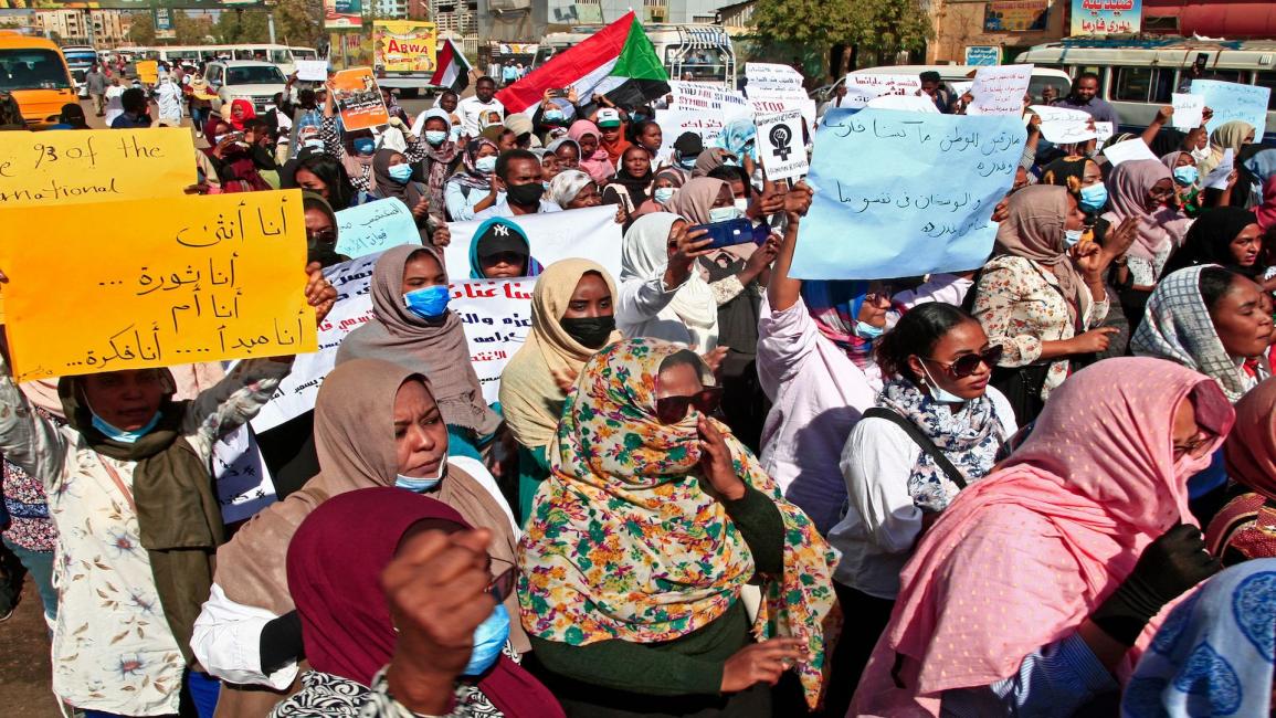 نساء سودانيات خلال مظاهرة تندّد بالاعتداءات الجنسية على المتظاهرات ضد الجيش في أم درمان في 23/ 12/ 2021 (فرانس برس)
