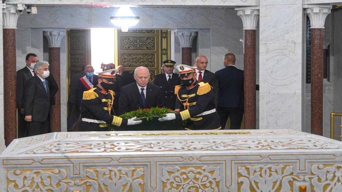 قيس سعيد يضع الزهور على قبر الزعيم الوطني الحبيب بورقيبة في مدينة المنستير (6/4/2022/الرئاسة التونسية/ توتير)