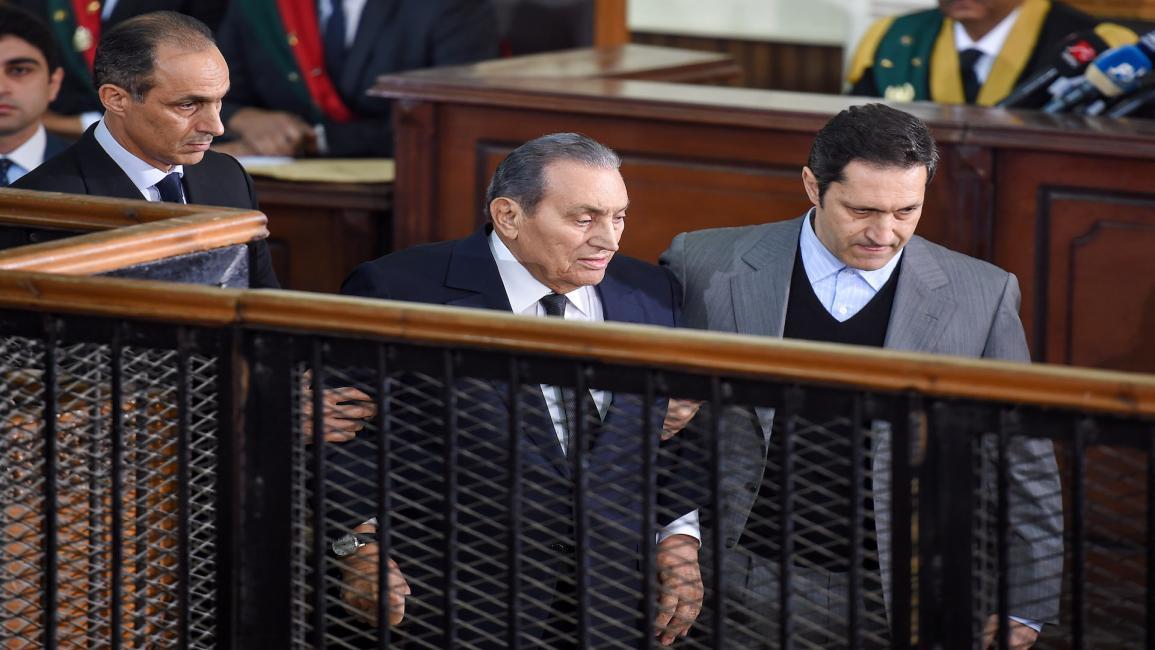 حسني مبارك بين جمال وعلاء مبارك في المحكمة في القاهرة (26/12/2016/فرانس برس)