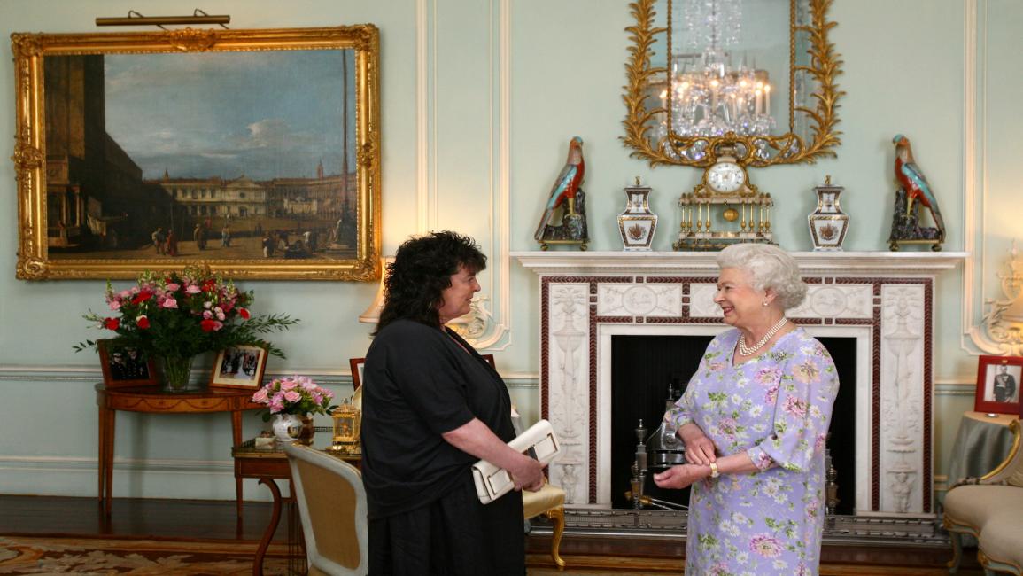 ملكة بريطانيا إليزابيث الثانية  والشاعرة كارول آن دافي داخل قصر باكنغهام في 9 يوليو 2009/ Getty