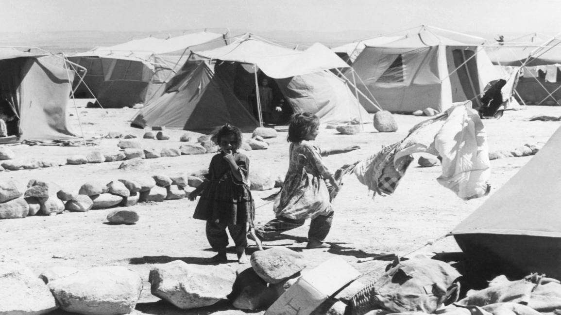 فتاتان فلسطينيتان في مخيم للاجئين الفلسطينيين في الأردن في 1/ 8/ 1967 (فرانس برس)
