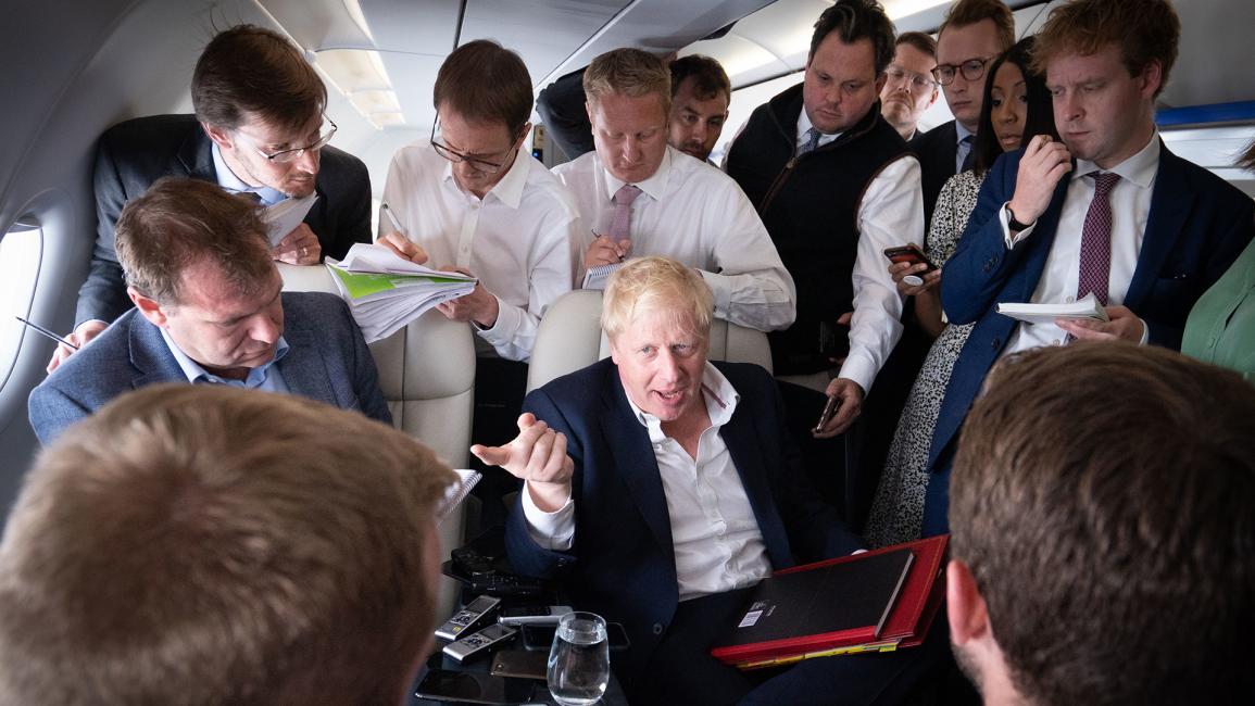 رئيس الوزراء البريطاني بوريس جونسون يتحدث للصحافيين، خلال الرحلة إلى قمة حلف شمال الأطلسي في إسبانيا (ستيفان روسو / Getty Images)