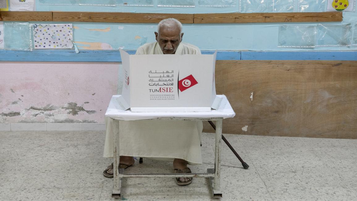 مواطن تونسي يدلي بصوته في ولاية بن عروس شمال تونس في 25/7/2022 (الأناضول)