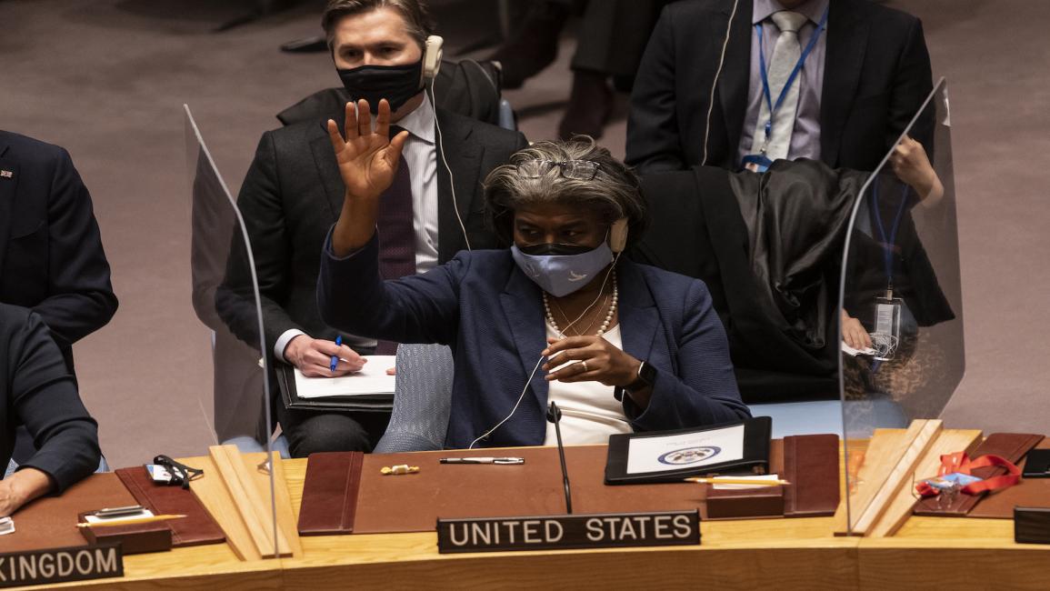 مندوبة الولايات المتحدة الأميركية في مجلس الأمن، ليندا توماس غرينفيلد، تصوّت بنعم بشأن قرار حول أوكرانيا في مجلس الأمن الدولي في 27/2/2022 (Getty)