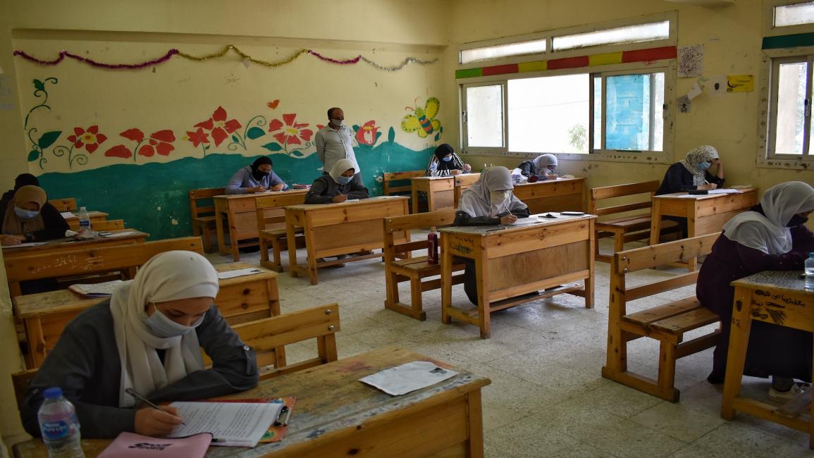 طالبات في مدرسة ثانوية في القاهرة أثناء تأدية الامتحانات (21/6/2020/Getty)