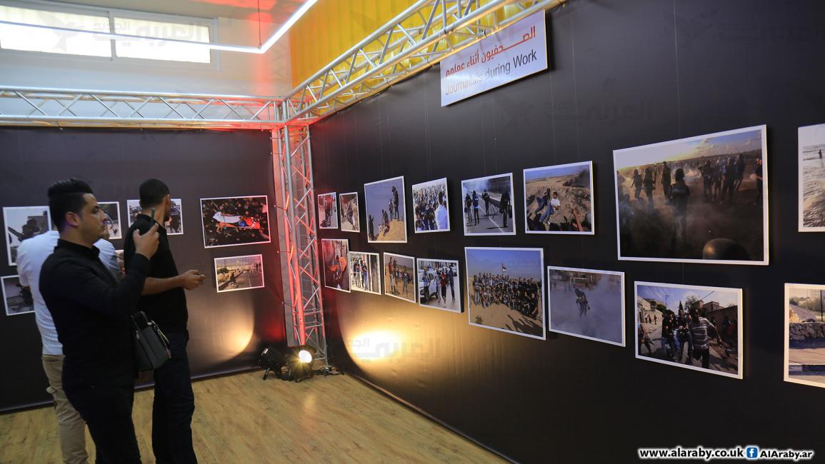 ضم المعرض صوراً حول الانتهاكات الإسرائيلية بحق الصحافيين الفلسطينيين (عبد الحكيم أبو رياش/العربي الجديد)