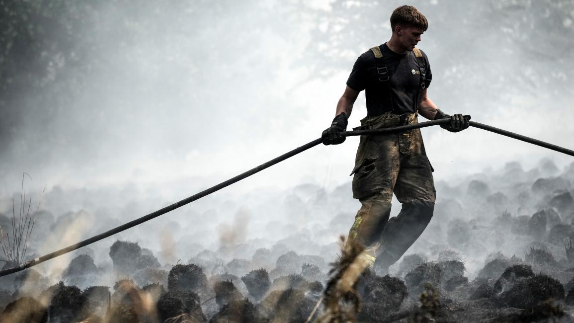 رجل إطفاء يحاول مكافحة النيران في بريطانيا (كريستوفر فورلونغ/ Getty)