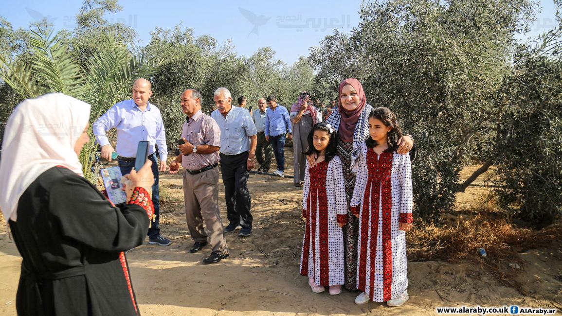 تعُم الملامح التراثية موسم قطف الزيتون إذ يرتدي الأطفال اللباس الفلسطيني (عبد الحكيم أبو رياش)