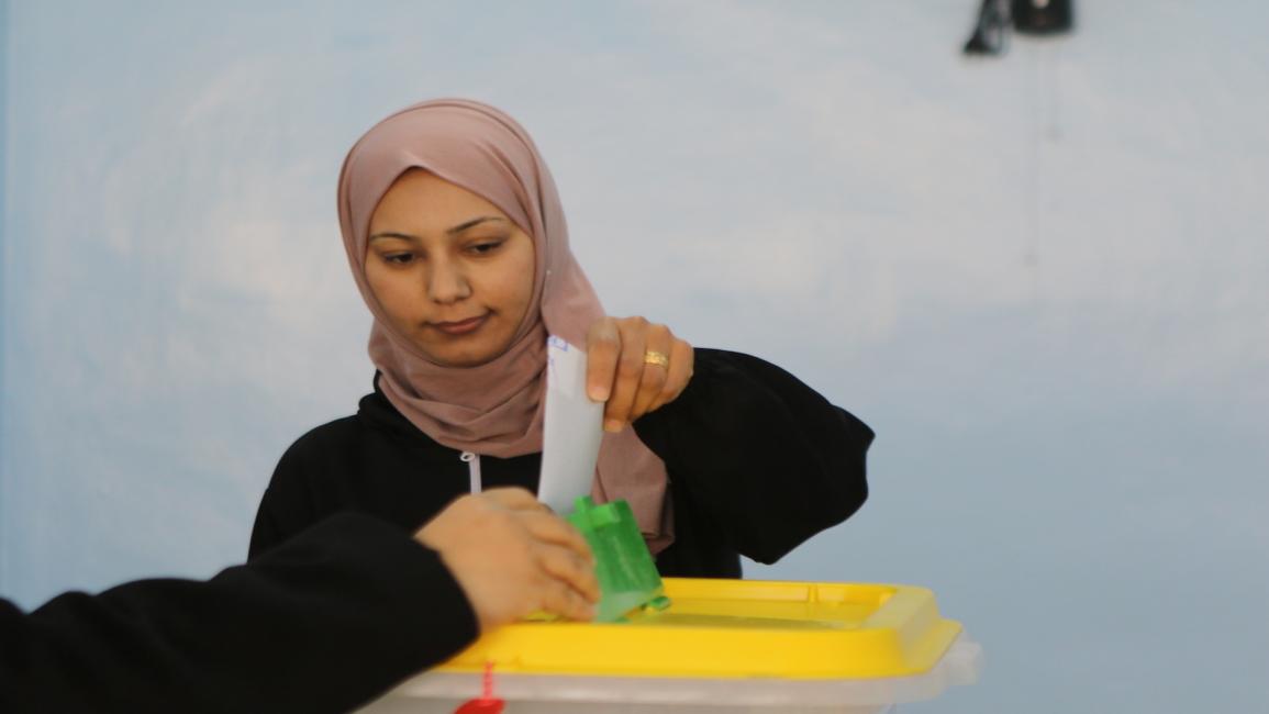 امرأة أردنية بصوتها في الانتخابات المحلية في عمان ، الأردن في 22 مارس 2022/ الأناضول