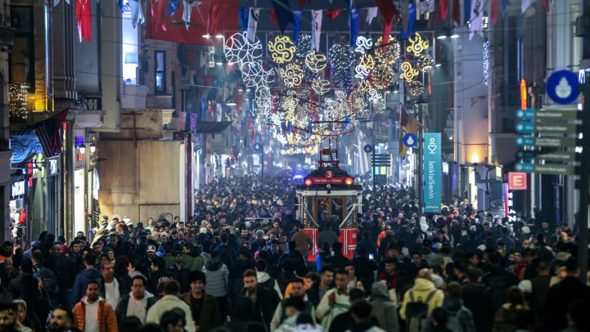 الأجواء في منطقة تقسيم بمدينة إسطنبول ليلة رأس السنة (مراد سينغول/الأناضول)