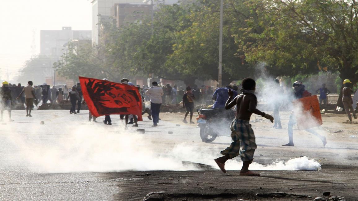 إطلاق غاز مسيّل للدموع في الخرطوم على متظاهرين مناهضين للسلطة العسكرية في 8/2/2023 (فرانس برس)