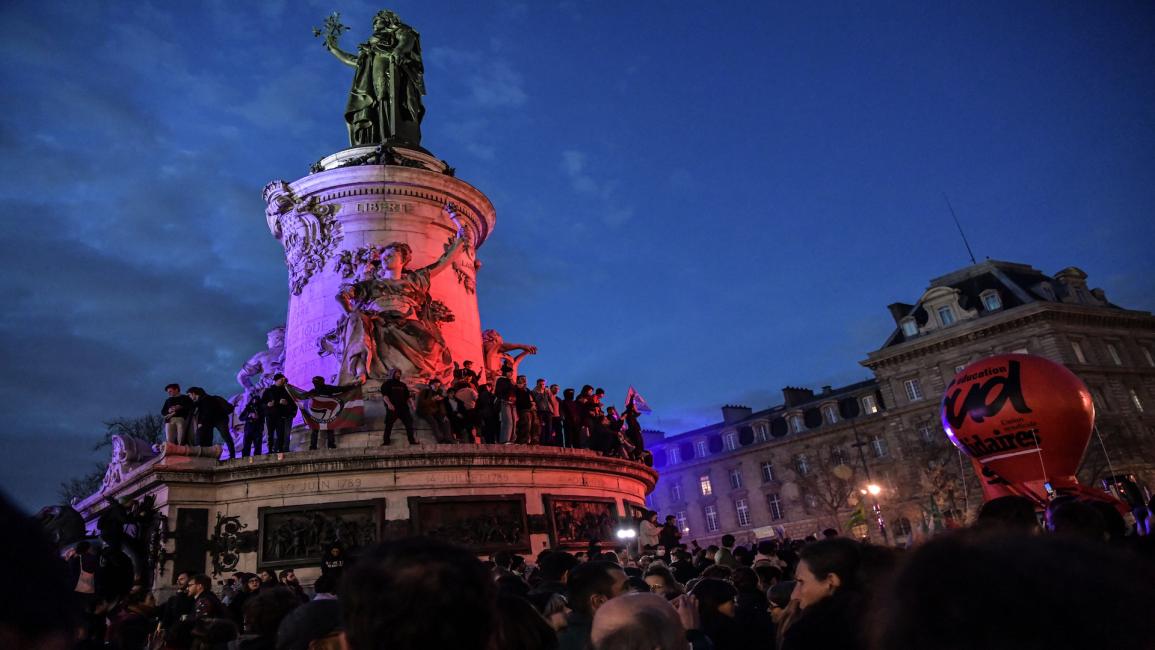 فرنسيون يحتجون ضد مشروع إصلاح نظام التقاعد في باريس (21/3/2023/ الأناضول)