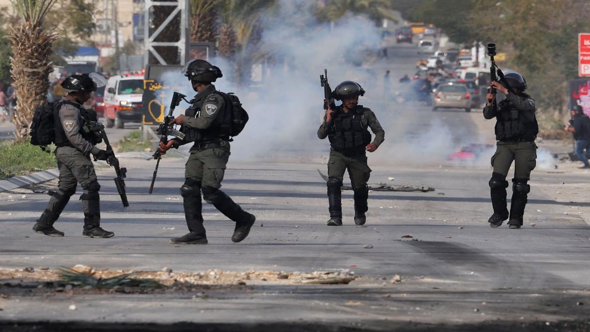 اشتباكات بين قوات الأمن الإسرائيلية وشبان فلسطينيين خلال غارة عسكرية على مدينة أريحا بالضفة الغربية المحتلة في 1/3/2023 (فرانس برس)..