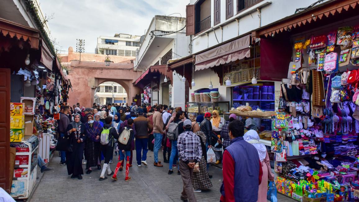 مغاربة يتسوّقون في سوق في الرباط
