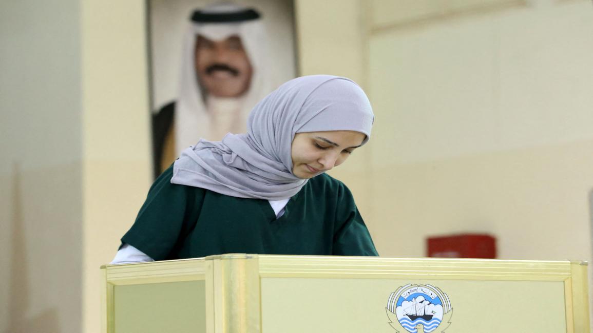 امرأة كويتية تدلي بصوتها في الانتخابات البرلمانية في الكويت (29/9/2022/فرانس برس)