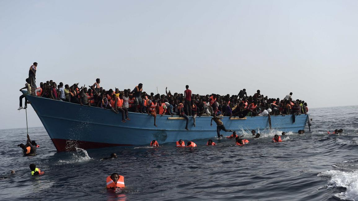 قوارب الهجرة متهالكة في العادة (أريس ميسينيس/فرانس برس)