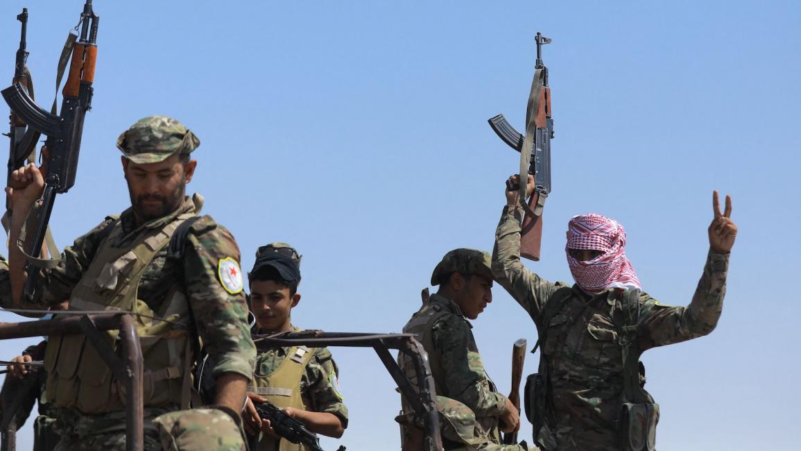 مقاتلون من "قوات سوريا الديمقراطية" في بلدة ذيبان بدير الزور شرق سورية في 4/9/2023 (فرانس برس)