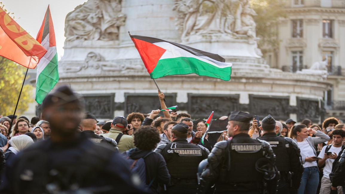 علم فلسطين خلال مظاهرة مؤيدة للفلسطينيين في باريس 