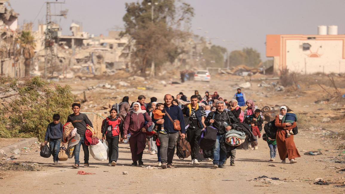 فلسطينيون يرحلون من شمال قطاع غزّة إلى جنوبه هرباً من القصف الإسرائيلي في 26/ 11/ 2023 (فرانس برس)