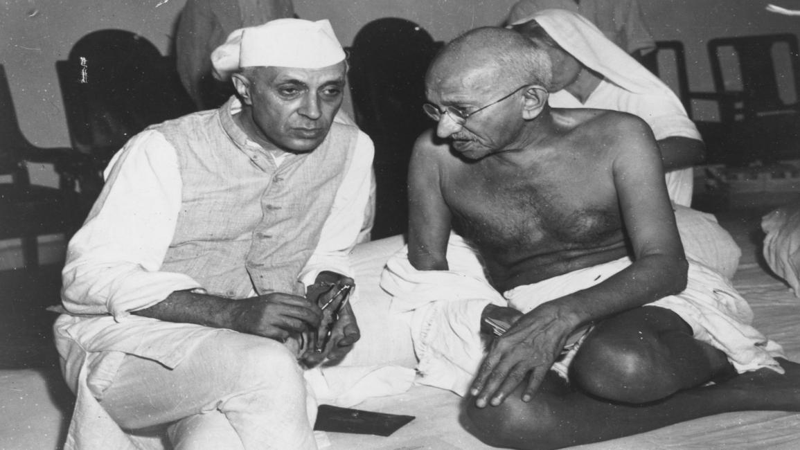 المهاتما غاندي وجواهر لال نهرو في مؤتمر في بومباي في الهند في 6/ 7/ 1946 (Getty)