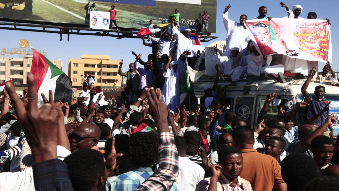 حراك السودانيين أثّر بالقرار الرسمي في البلاد (فراس برس)
