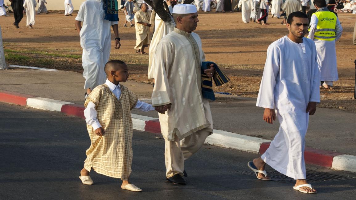 طفل مغربي يتوجه مع والده إلى الصلاة (الأناضول) 