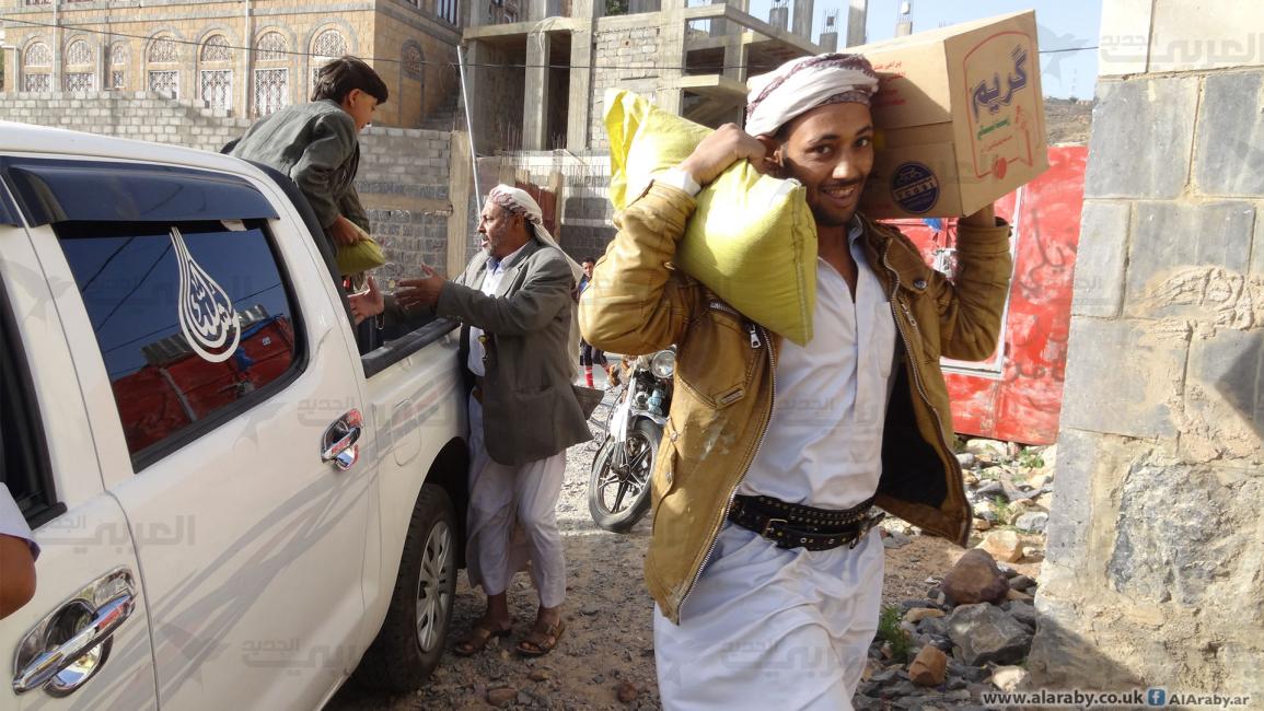 يمنيون ومساعدات 1 - اليمن - مجتمع - 11/11/2017