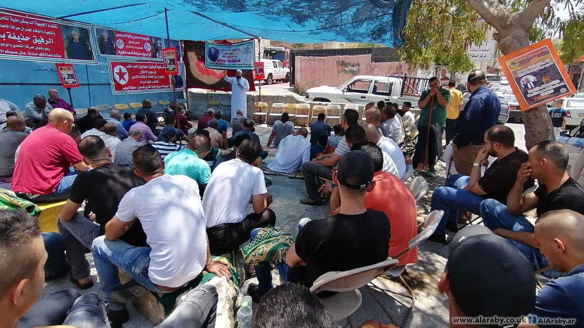 صلاة الجمعة بخيمة تضامن مع الأسرى المضربين (العربي الجديد)