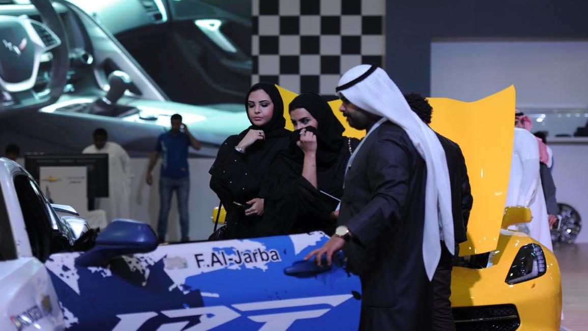 سعوديتان في معرض سيارات- فرانس برس