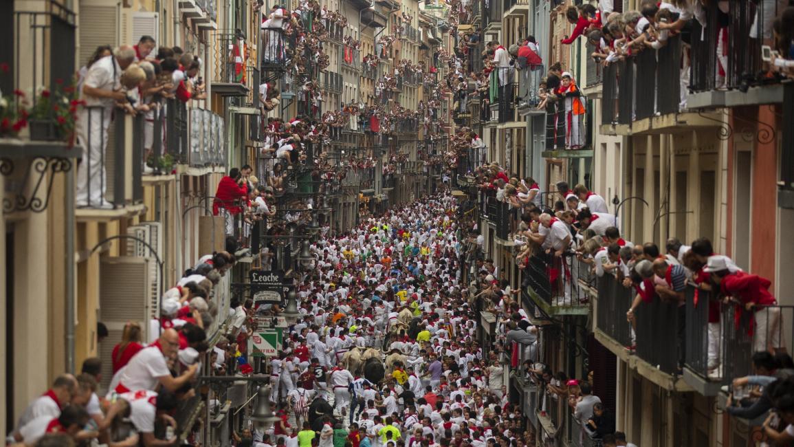 مهرجان سان فيرمين في بامبلونا في إسبانيا - مجتمع