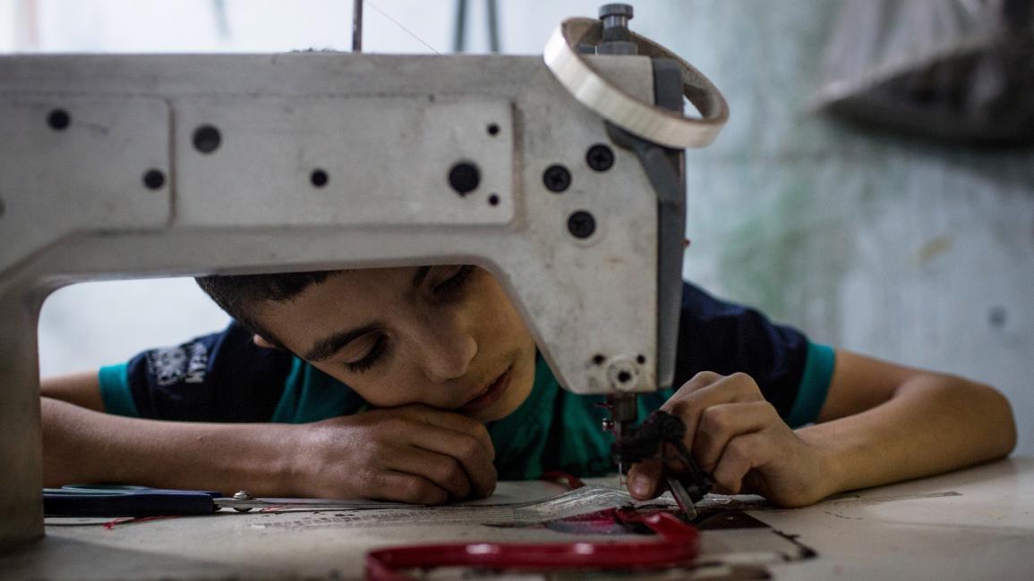 عمالة أطفال - طفل يعمل في الخياطة - مجتمع