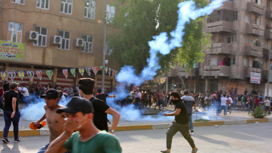 القنابل المسيلة للدموع تنهمر على المتظاهرين بالعراق(صباح عرار/فرانس برس)