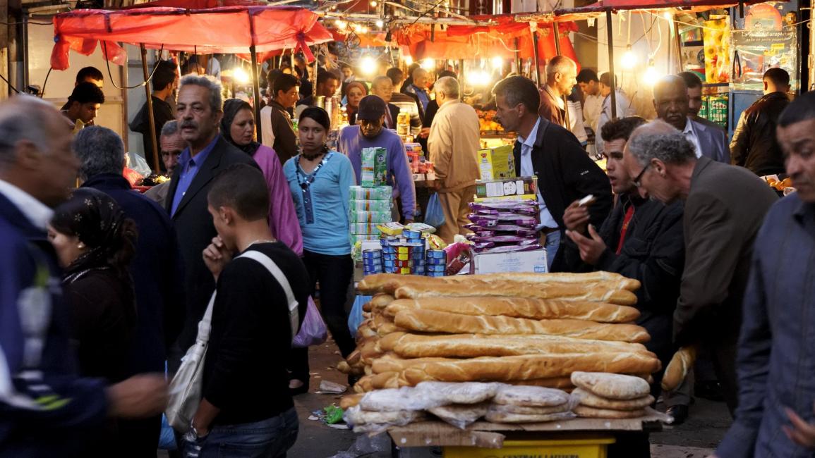 خبز في سوق في وهران في الجزائر - مجتمع