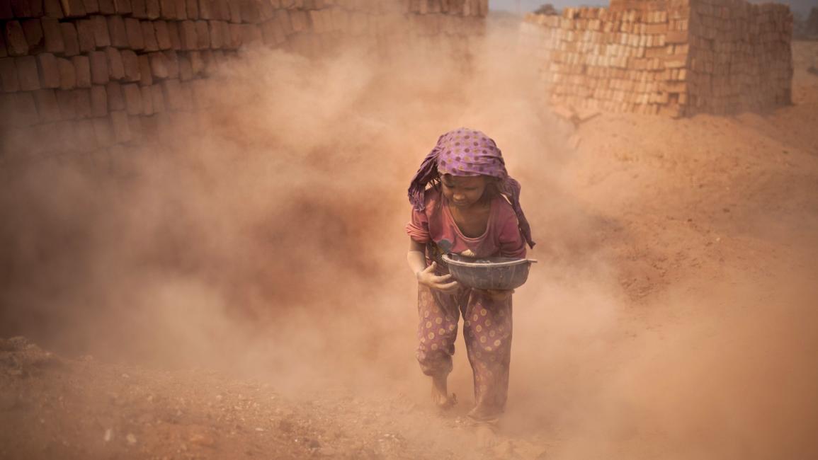 عمالة أطفال - طفلة تعمل في الفحم - مجتمع