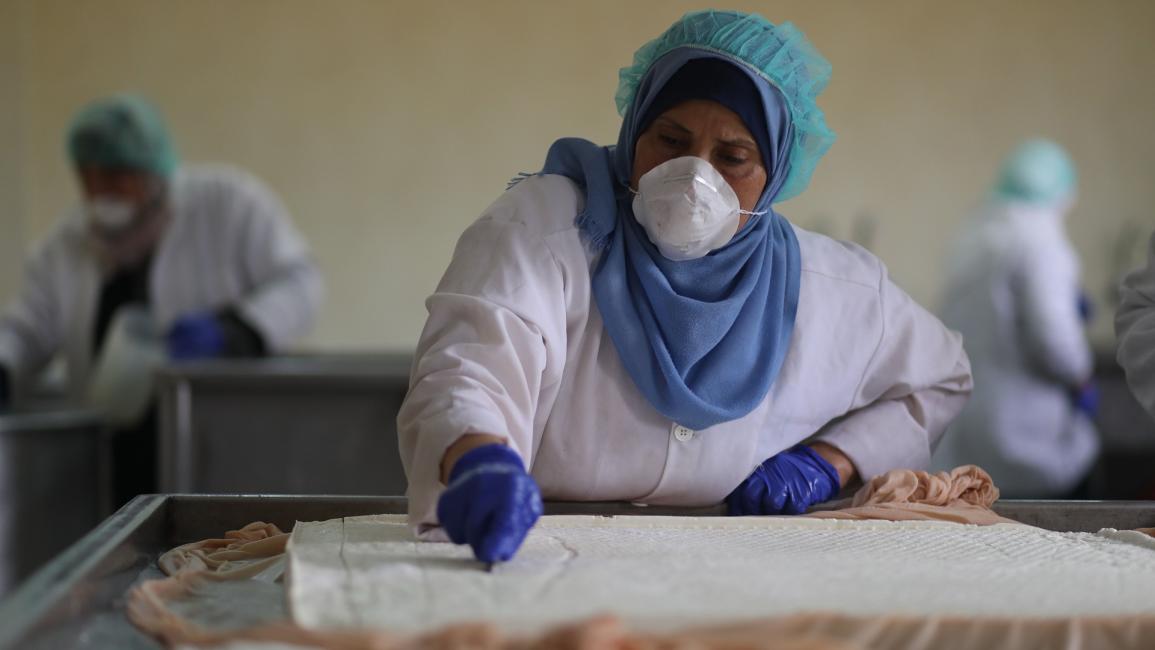 امرأة فلسطينية في مصنع للأجبان في غزة - مجتمع