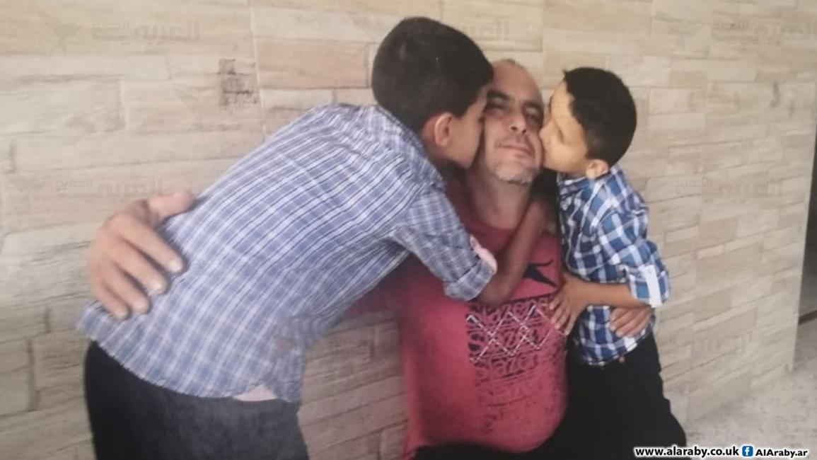 الأسير أحمد زهران مع أطفاله قبل اعتقاله (العربي الجديد)