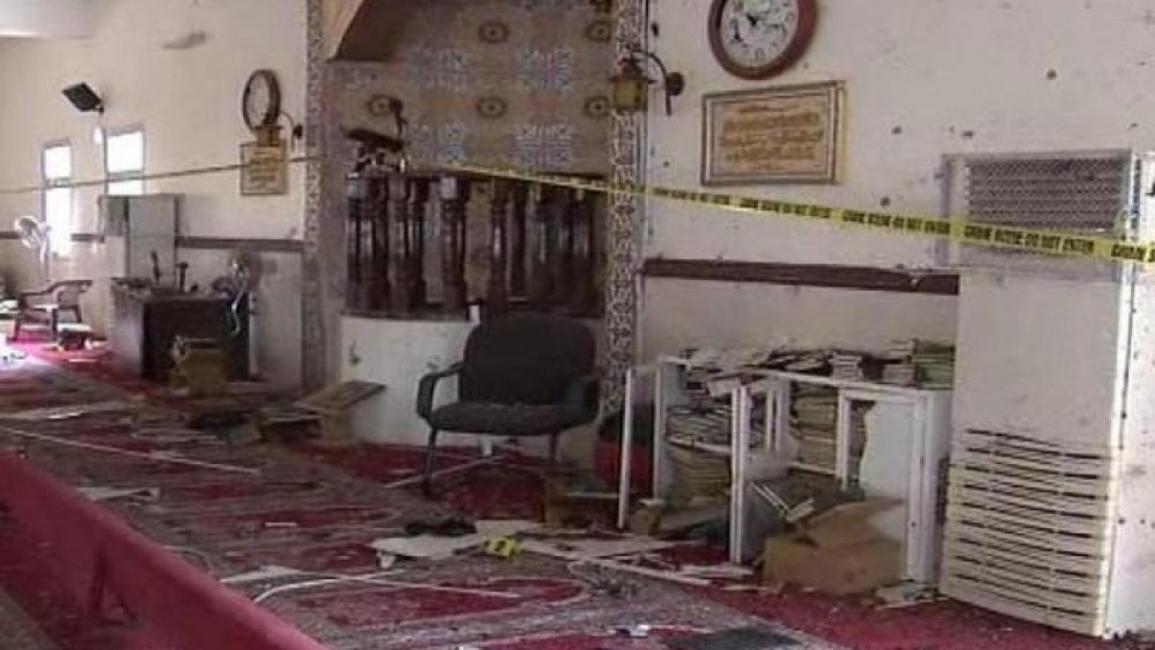 آثار تفجير قنبلة يدوية في مسجد يمني (تويتر)
