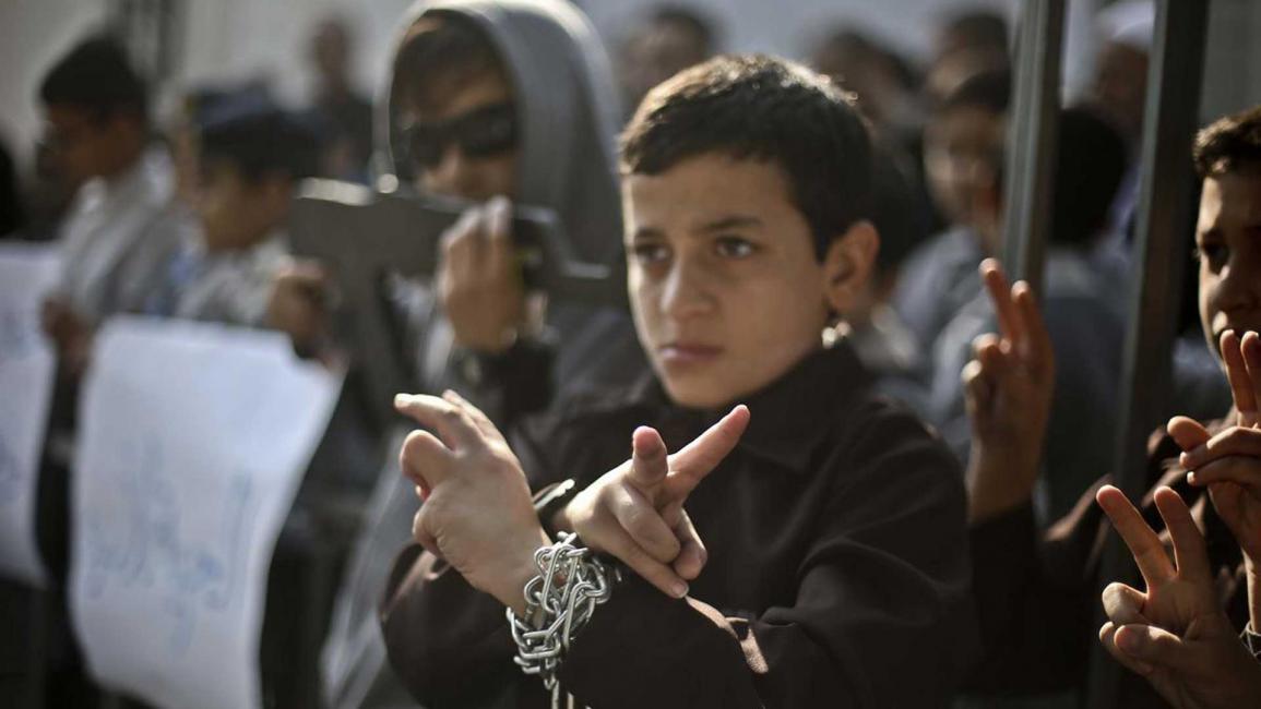 وقفة أطفال في غزة تضامنًا مع أقرانهم بالسجون الإسرائيلية