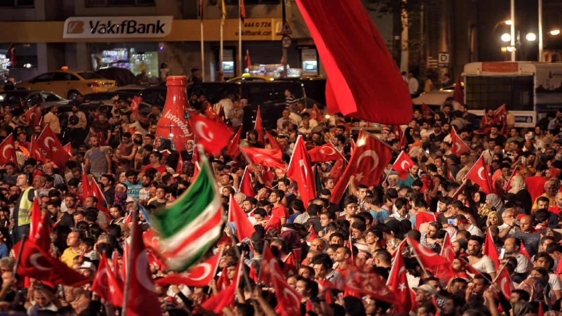 أنصار أردوغان في ساحة تقسيم في اسطنبول (18يوليو/2016/Getty)