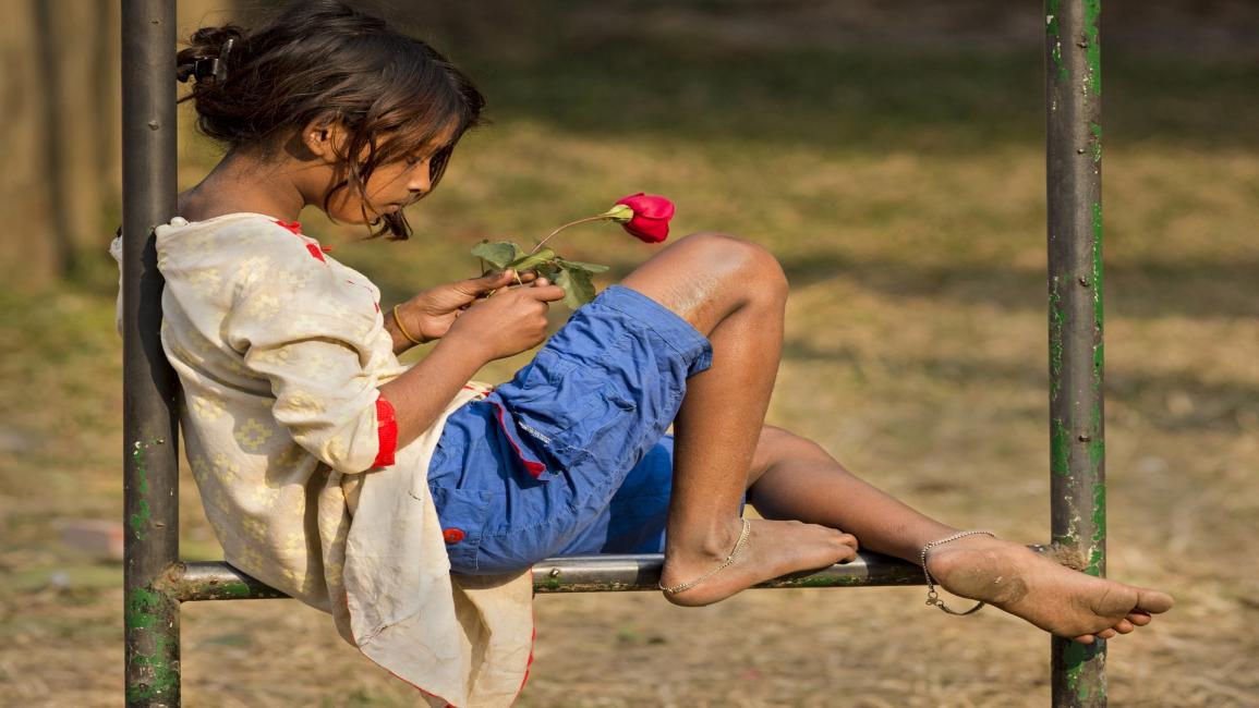 طفلة تبيع الورد في العاصمة البنغلادشية دكا(زكير حسين شاندوري/Getty)