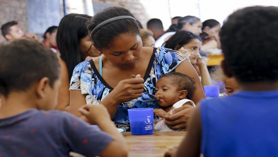 أطفال ولدوا في كولومبيا لآباء من فنزويلا(شينيدر مندوزا/فرانس برس)