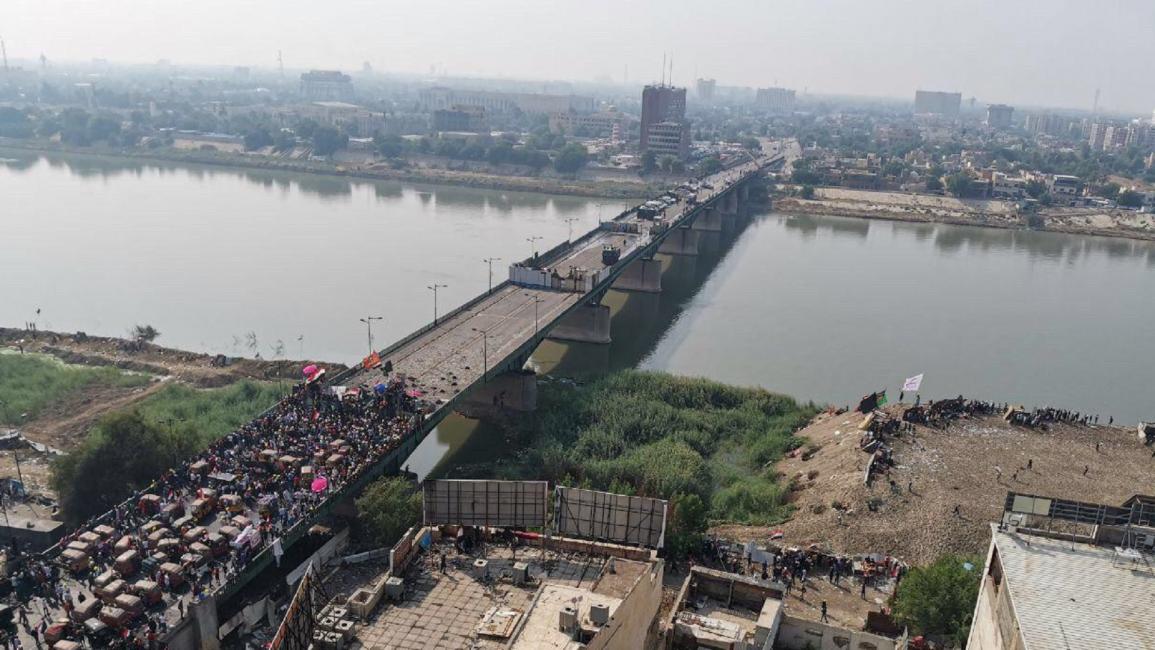 ثلاثة حواجز أمنية فوق جسر الجمهورية ببغداد (فيسبوك)