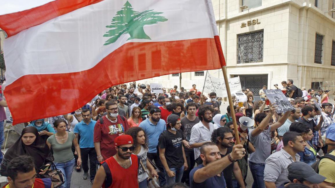 ناشطون-لبنانيون يتظاهرون أمام السراي الحكومي احتجاجا على أزمة النفايات
