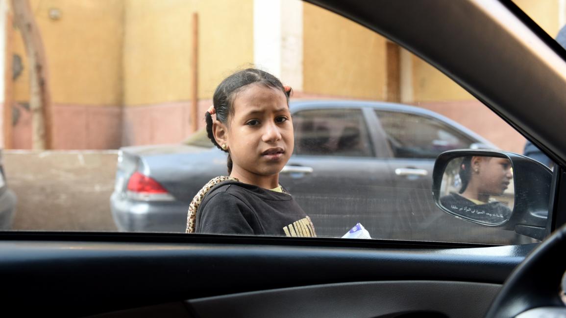 طفلة مصرية فقيرة في القاهرة - مصر - مجتمع