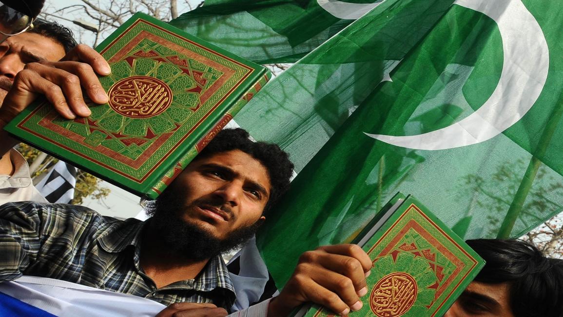 باكستاني يحمل القرآن في تظاهرة- فرانس برس
