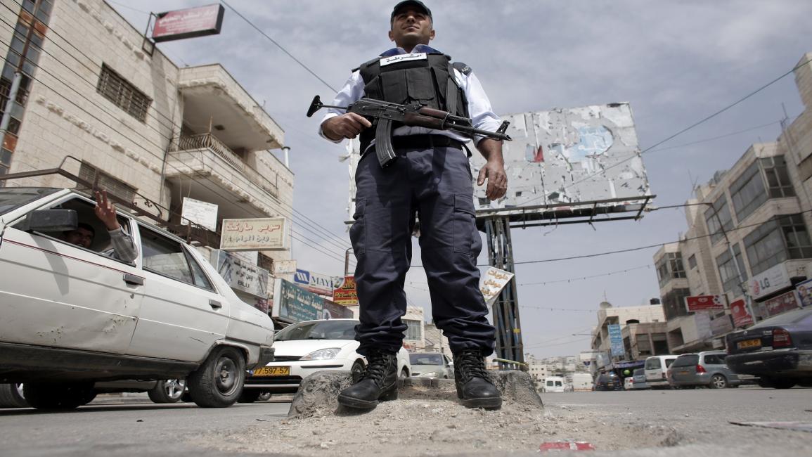 عنصر شرطة فلسطينية في الضفة الغربية (فرانس برس)