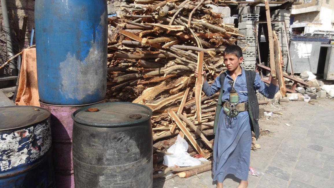 الحطب.. وقود اليمن اليومي في زمن الحرب